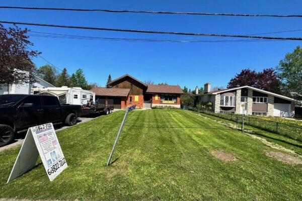 Lawn mowing and edging service in Orléans Ottawa