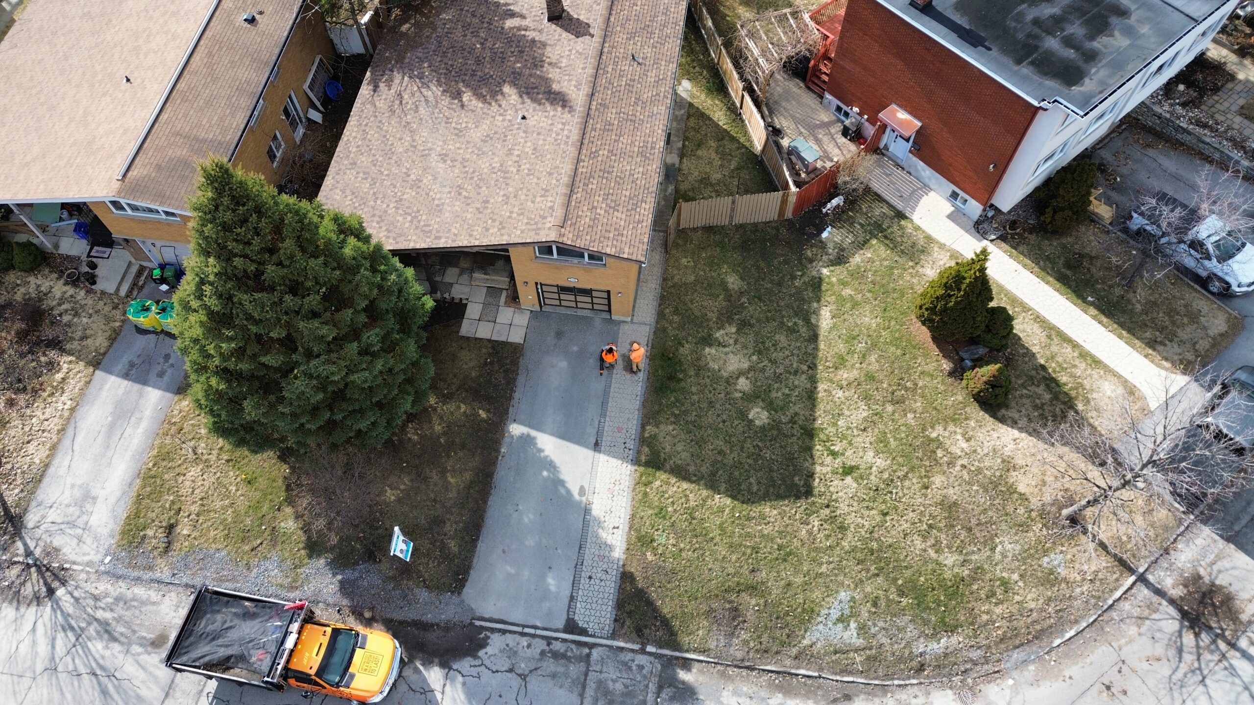 Spring and fall yard cleanup service in Orléans Ottawa East End removing leaves, debris and preparing lawn